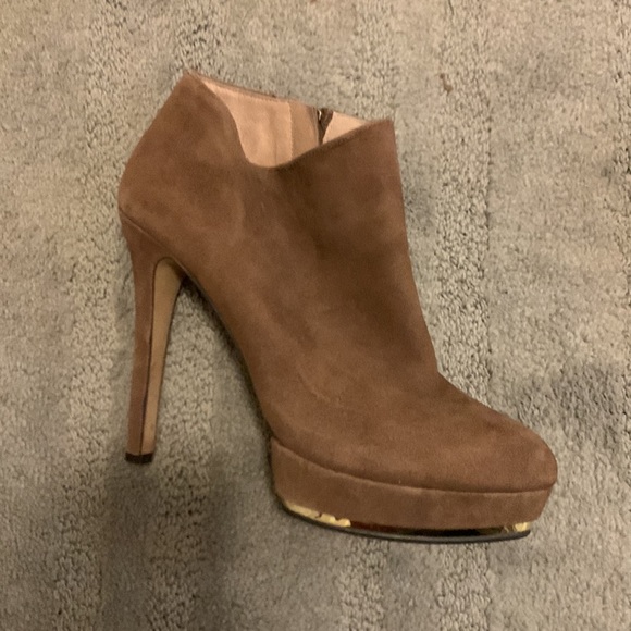 Vince Camuto suede Dira ankle bootie with side zip - Picture 3 of 6